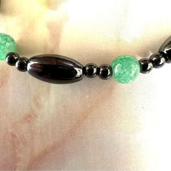 Hematite magnetic green beaded stretchy bracelet - Picture 5 of 7